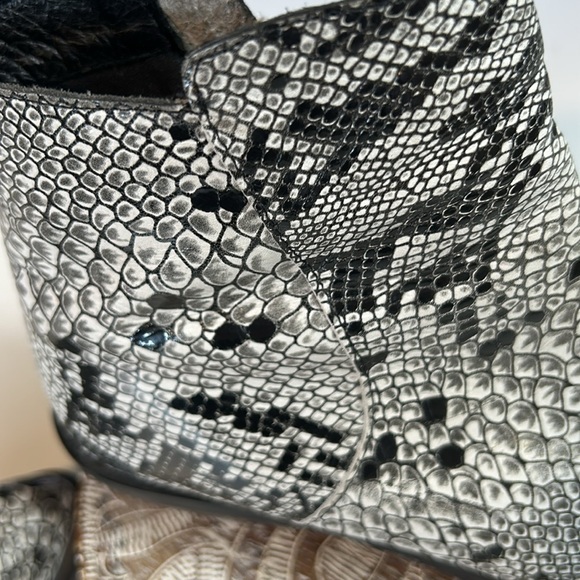 SHAYANNE WHITE LEATHER, FAUX SNAKESKIN DESIGN, WESTERN COWBOY BOOTIES SIZE 7.5 - Picture 10 of 10